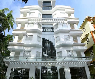 https://imgcld.yatra.com/ytimages/image/upload/t_hotel_yatra_city_desktop/v1431608116/Domestic Hotels/Hotels_Guruvayoor/Hotel Vishnu Inn/Main View.jpg